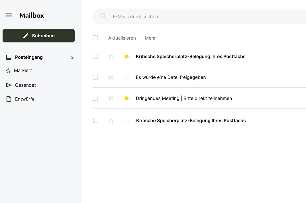 Postfach mit simulierten Phishing-Mails wie „Kritische Speicherplatz-Belegung Ihres Postfachs“